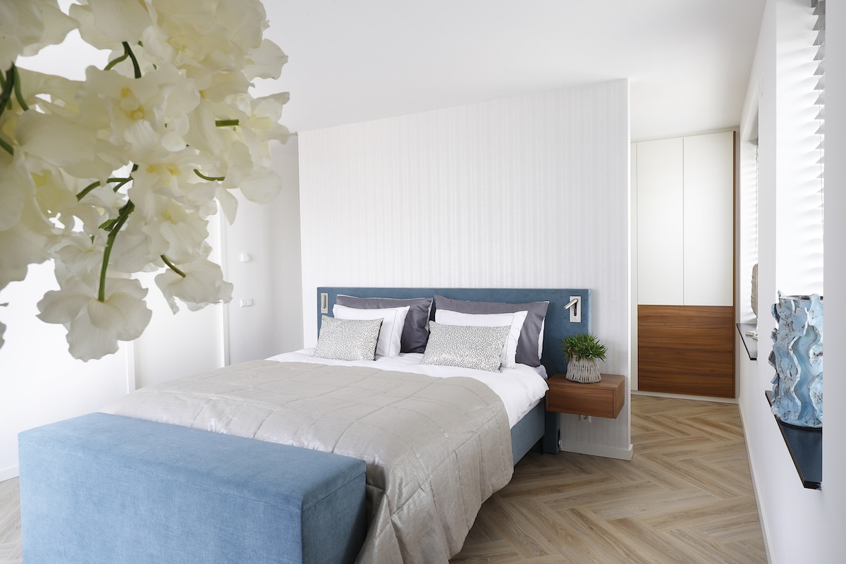 Luxe slaapkamer met inloopkast achter het bed
