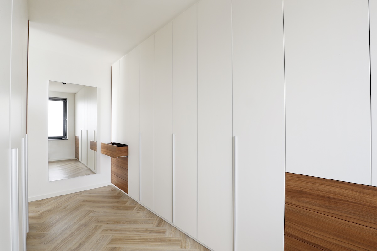 Slaapkamer met op maat gemaakte inloopkast achter het bed