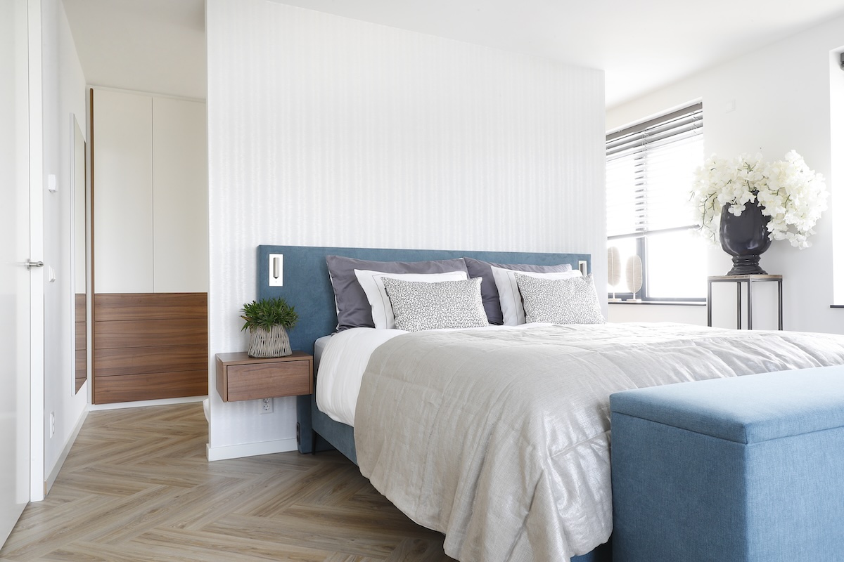 Slaapkamer met inloopkast achter bed