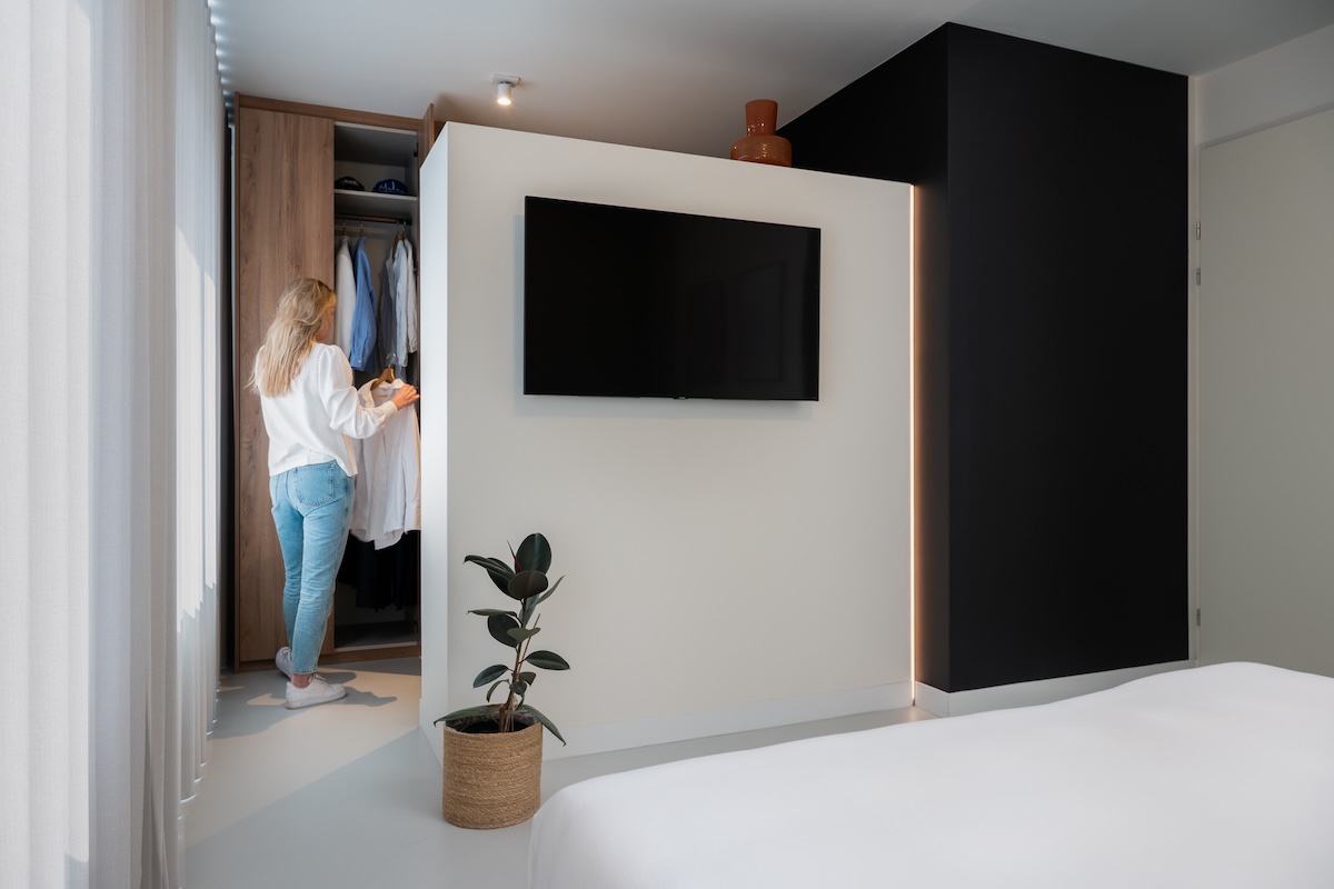 Moderne slaapkamer met inloopkast