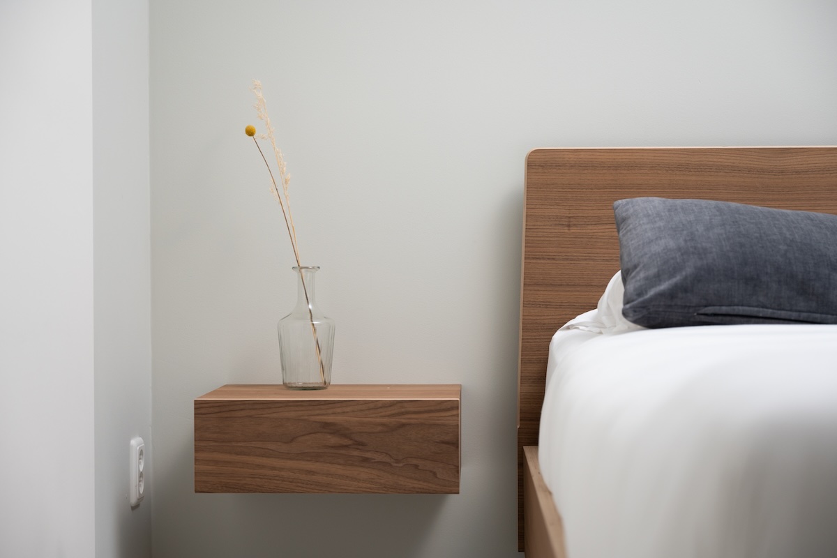 Inloopkast met houten elementen in moderne slaapkamer