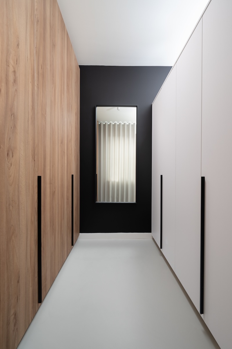 Moderne slaapkamer met inloopkast – zijaanzicht met houten bed