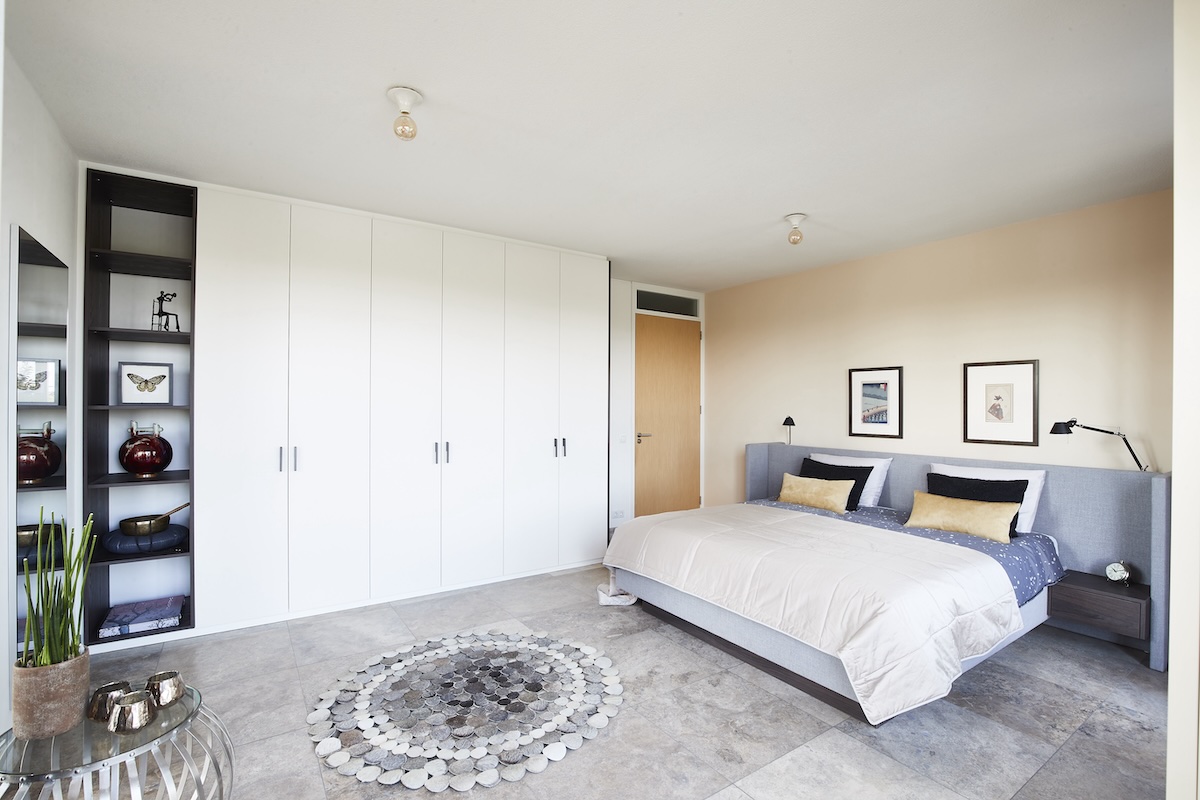 Ruime slaapkamer in penthouse met design bed Embrace