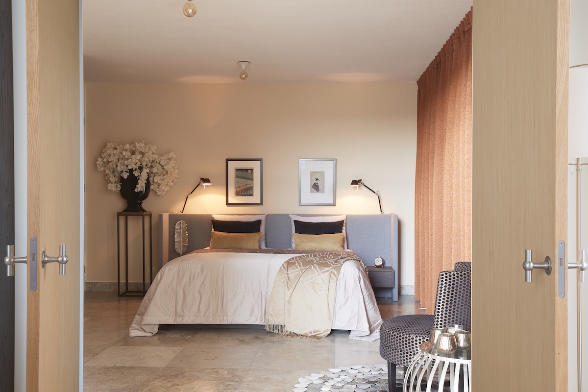 Penthouse slaapkamer met maatwerk bed en kastenwand