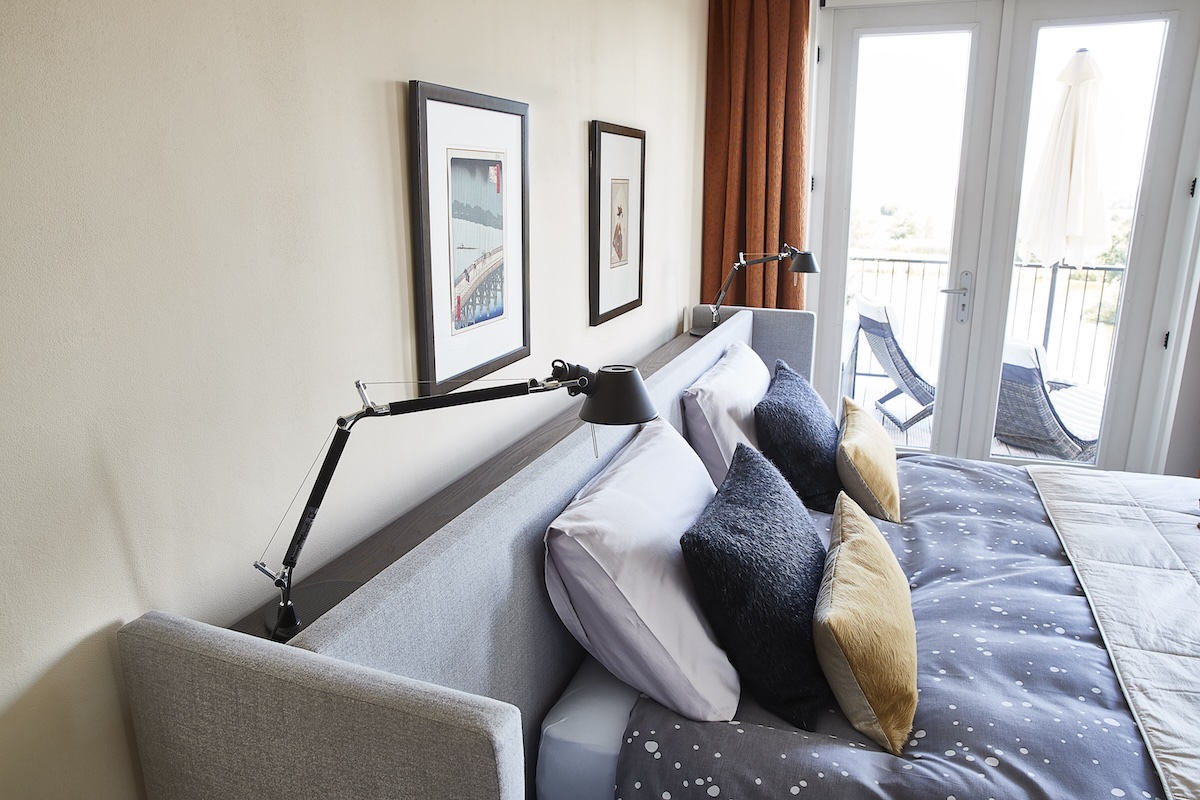 Moderne penthouse slaapkamer met maatwerk kast en bed