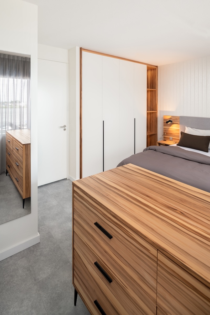 Zijaanzicht van luxe slaapkamer met Red Gum-hout en tv-meubel