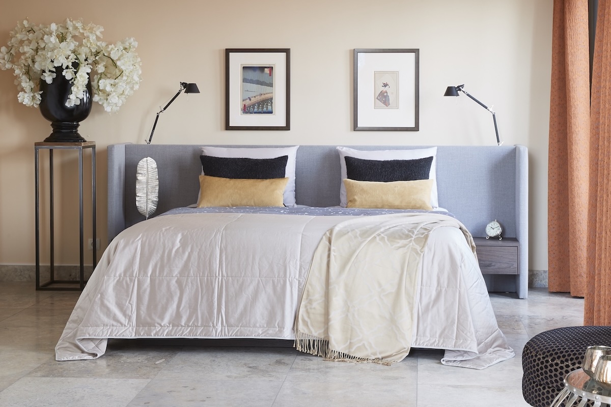 Design bed Embrace in ruime penthouse slaapkamer