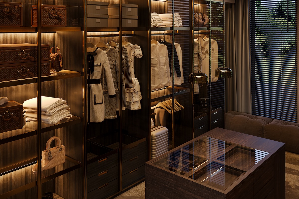 Inloopkast met glazen deuren en maatwerkinterieur in eucalyptus hout