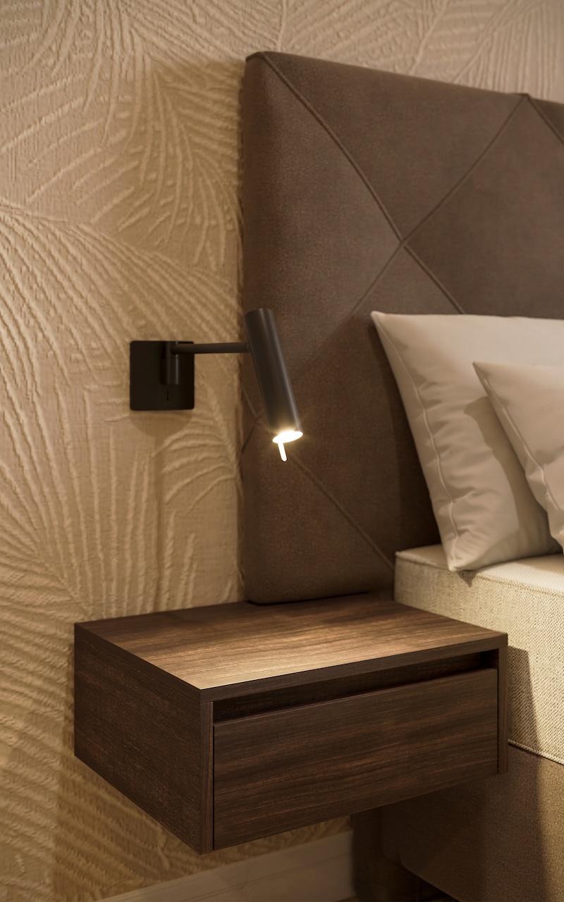 Overzicht van luxe slaapkamer met bed Finotôre en inloopkast