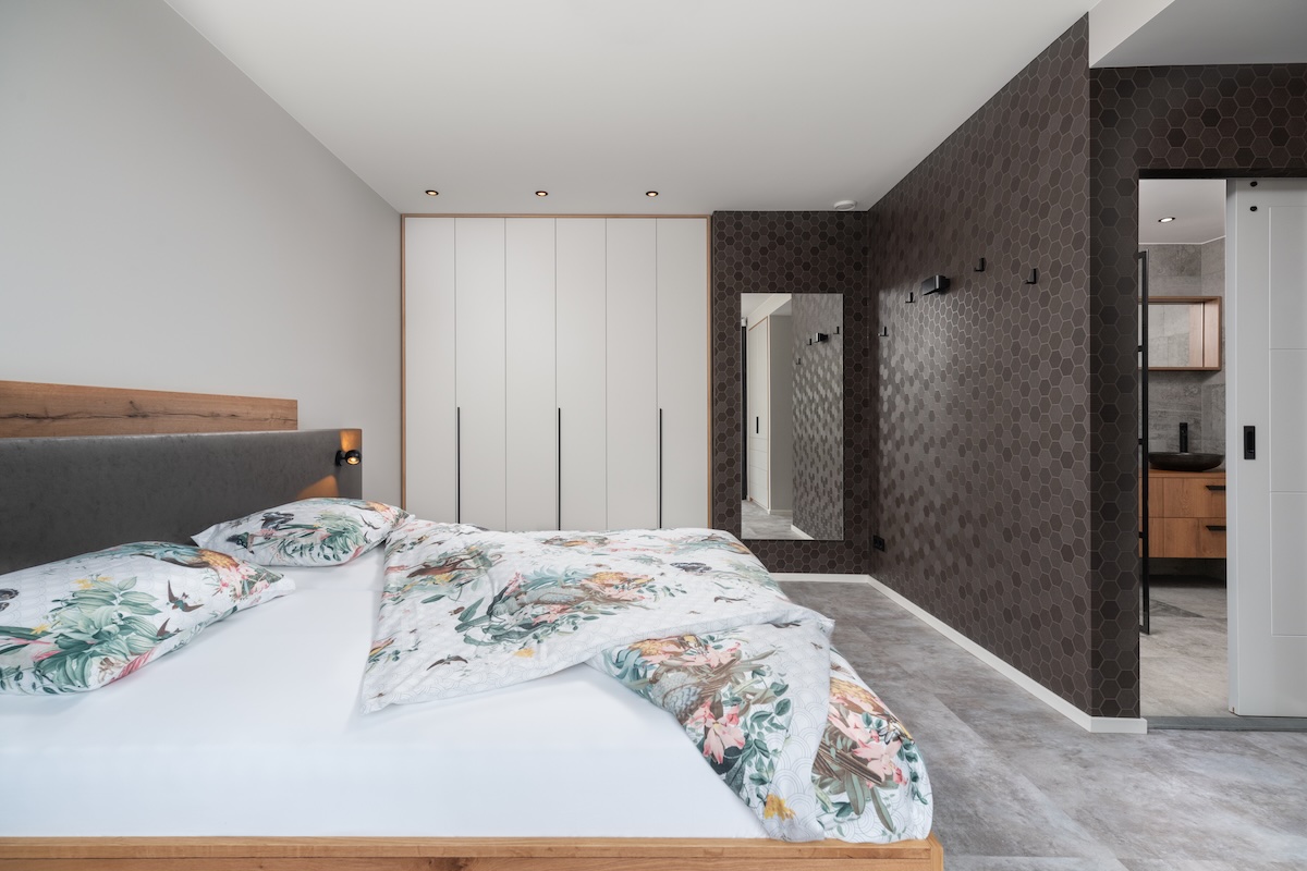 Moderne slaapkamer met houten bed