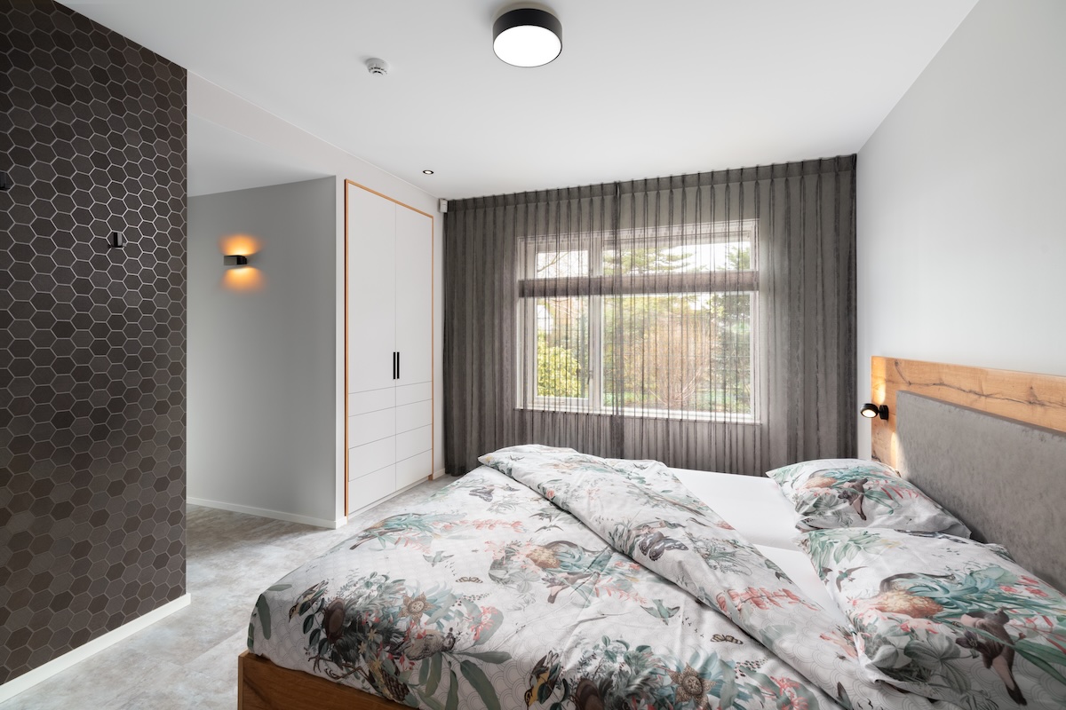 Houten bed in moderne slaapkamer op de begane grond