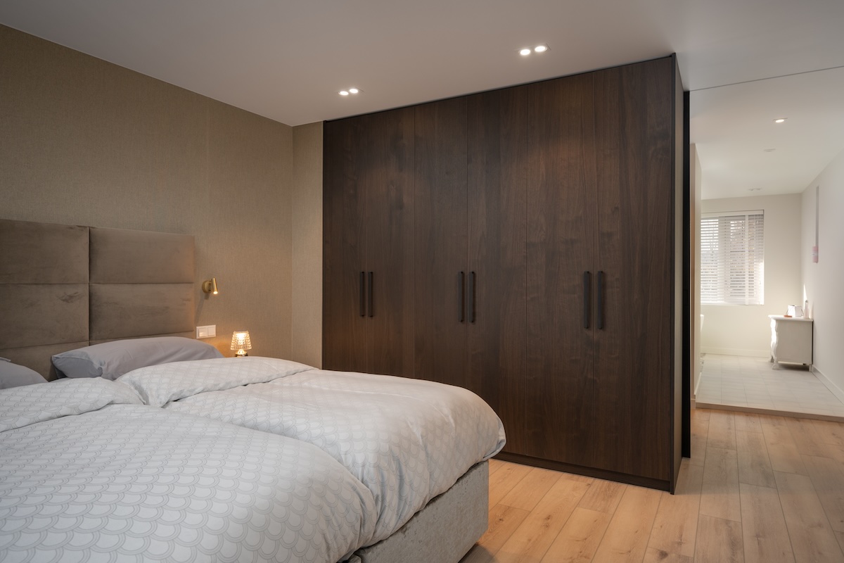 Een grote verbouwde slaapkamer was eerst twee kleine kamers