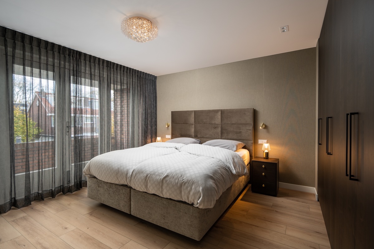 Slaapkamer met kastwand en boxspring Scatole