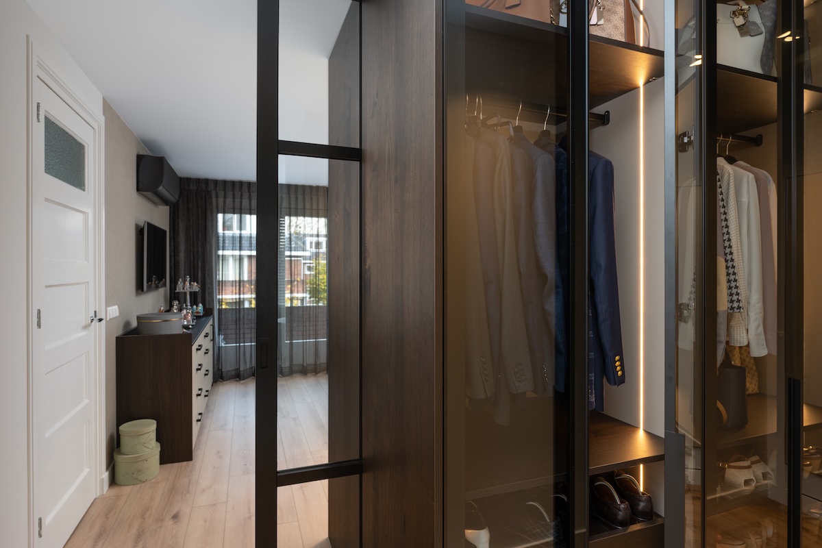 Boxspring Scatole in ruime slaapkamer met kastwand