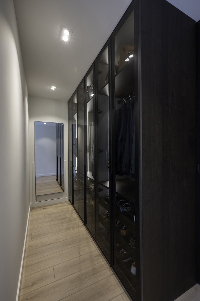 Ruime slaapkamer met kastwand – zijaanzicht