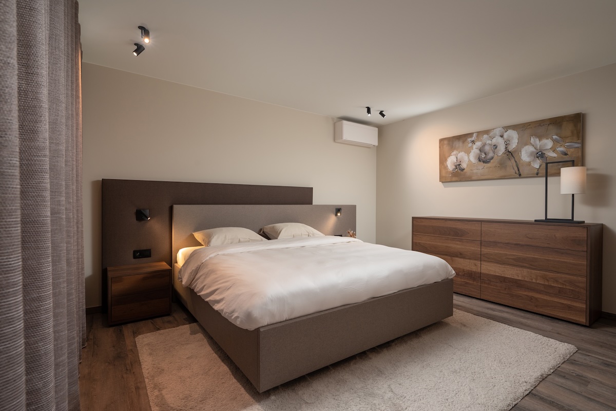 Detail houten bed in moderne slaapkamer