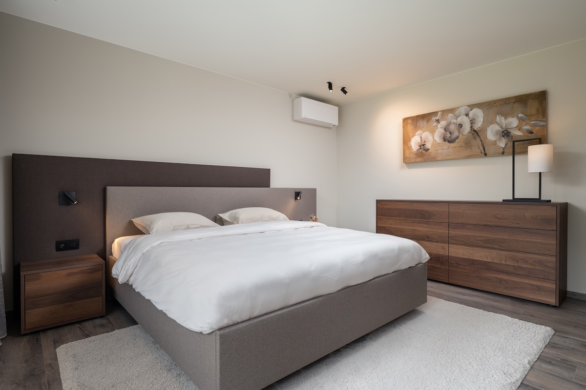Schuifdeurkast in moderne slaapkamer met houten bed