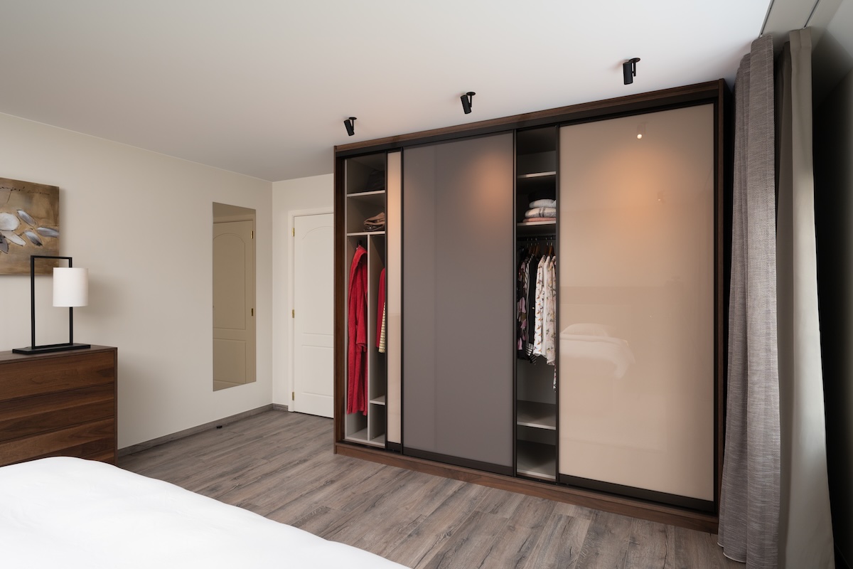 Slaapkamer interieur moderne houten bed en maatwerk kasten