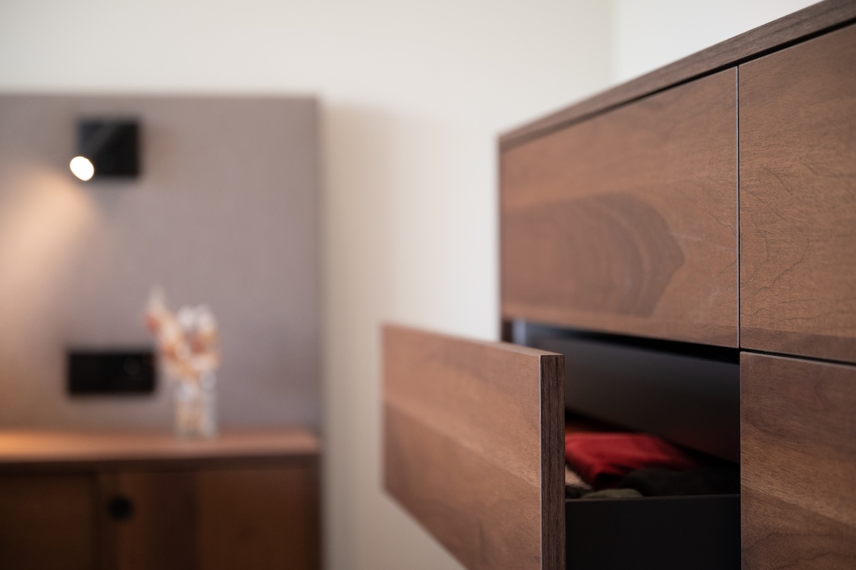 Moderne slaapkamer op de begane grond met maatwerk bed en kasten