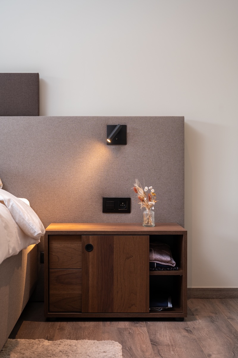 Moderne slaapkamer met schuifdeurkast – zijaanzicht