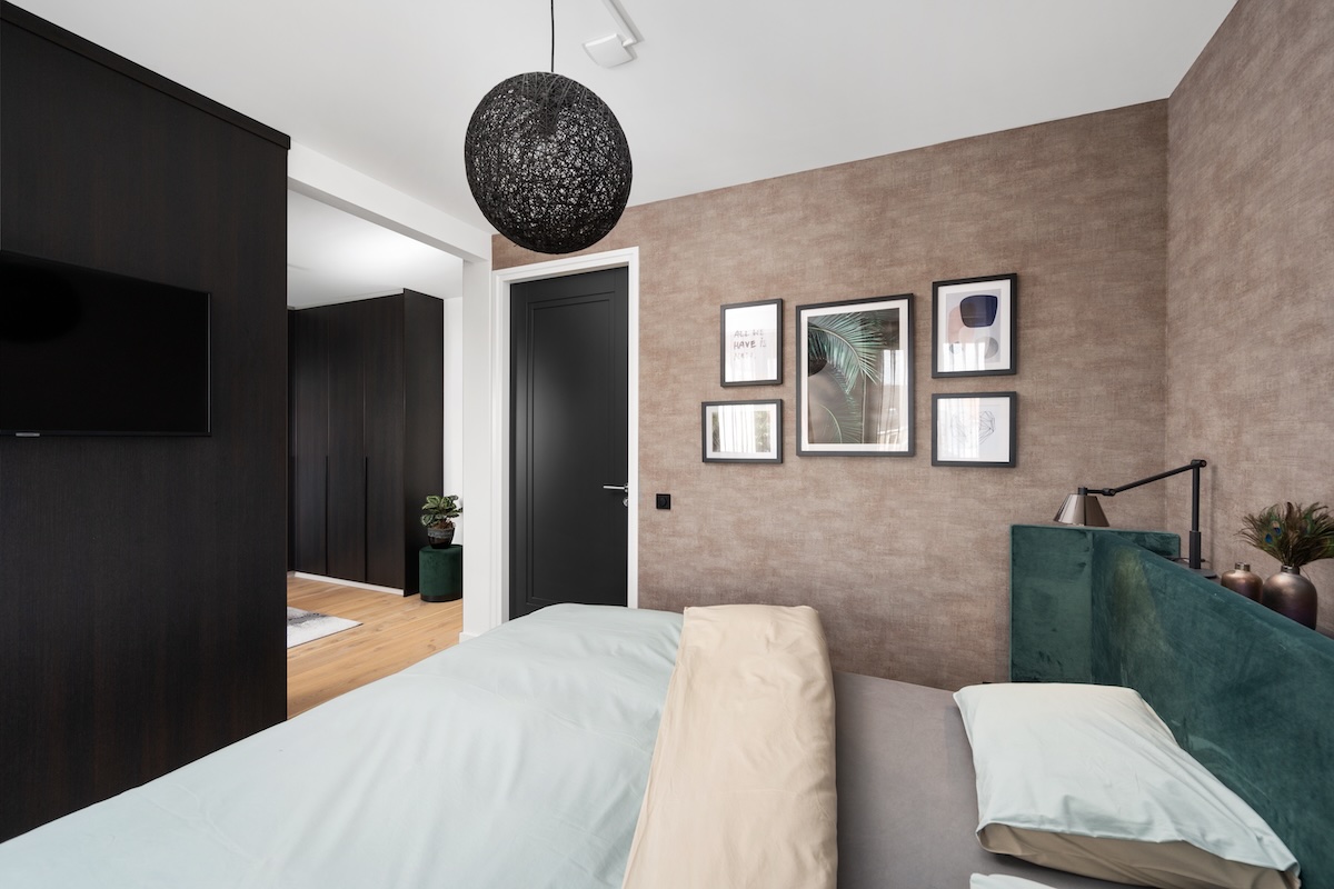 Hotel chique slaapkamer met luxe bed en inloopkast