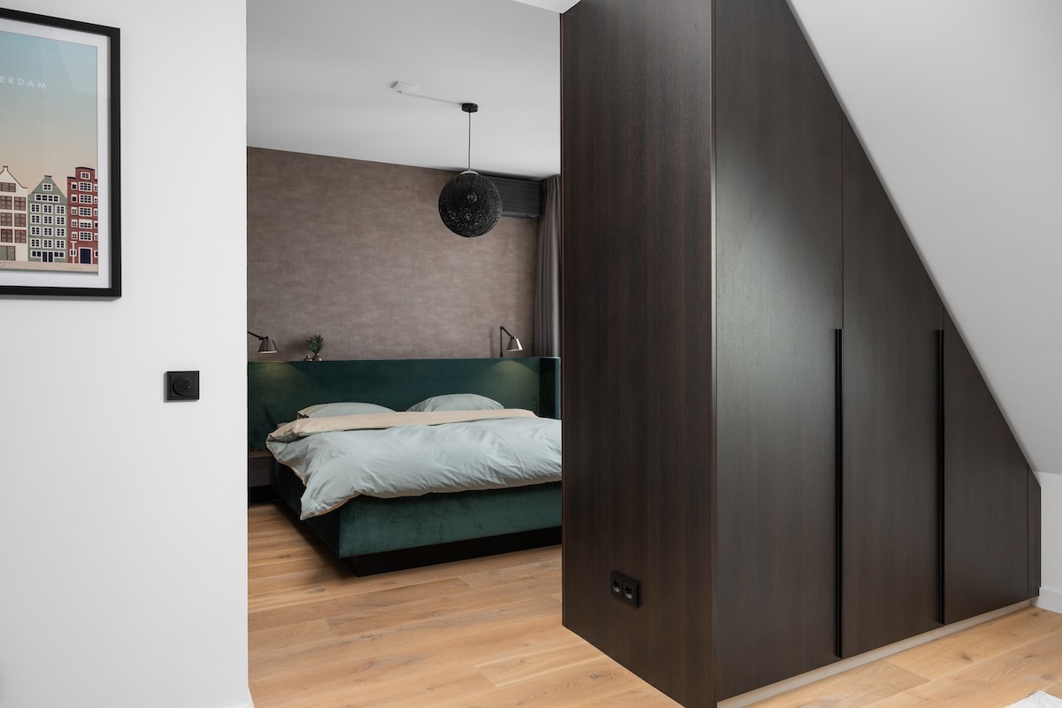 Slaapkamer met bed Embrace en open inloopkast