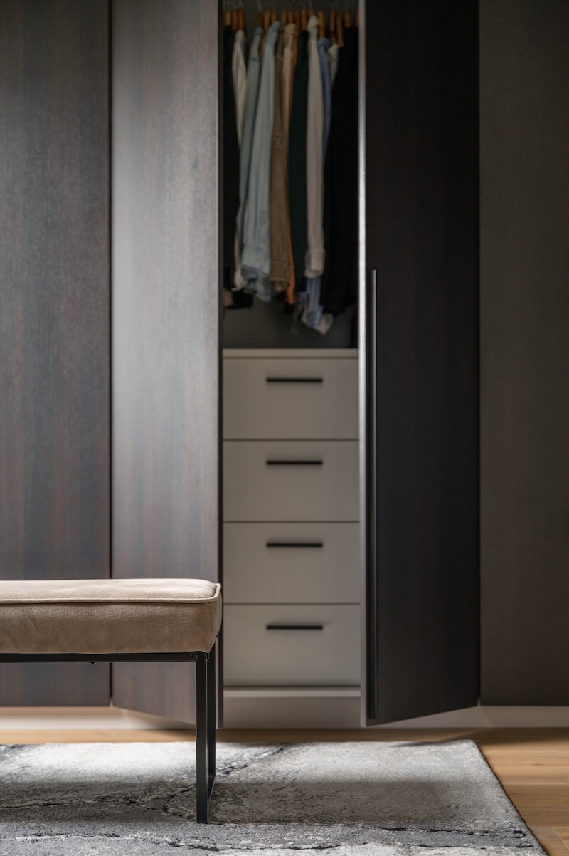 Zijaanzicht van hotel chique slaapkamer met bed Embrace