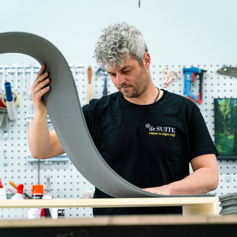 productie van rond bed in werkplaats van De Suite