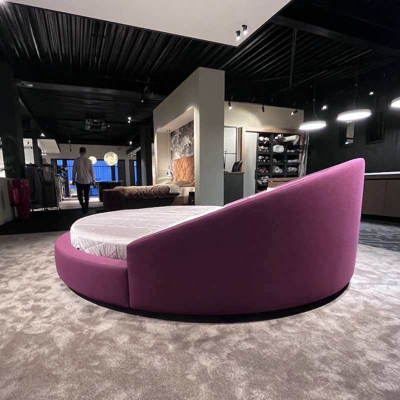 Rond bed Circolo in de showroom