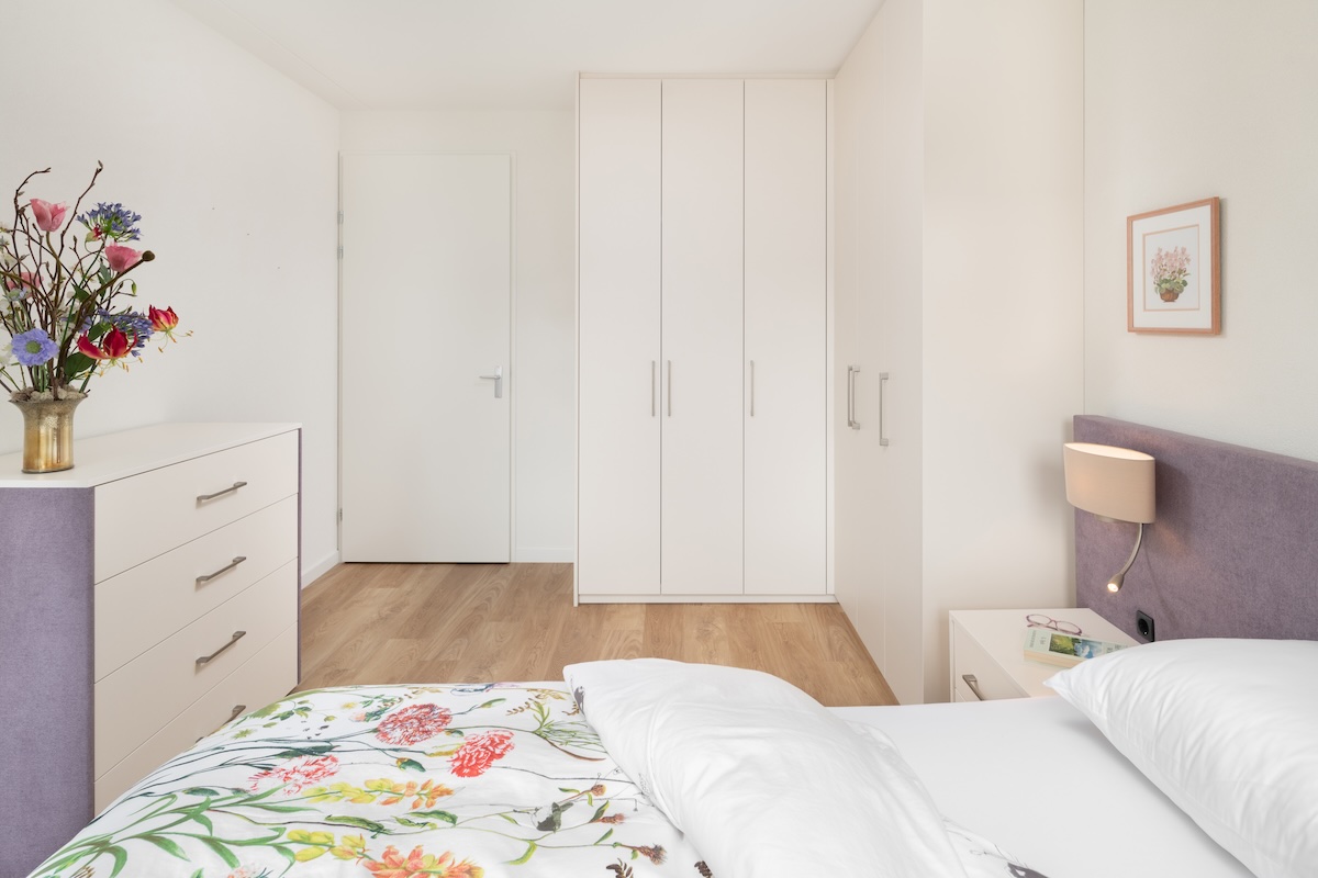 Detail stoffering en afwerking van hoog laag bed